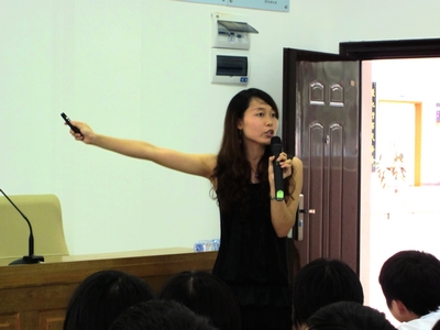 美丽大方的小斐老师.jpg